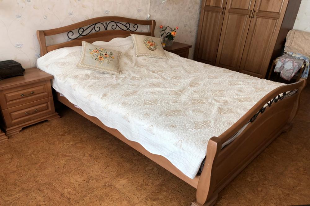 Кровать «Катерини (с ковкой)» из массива дерева